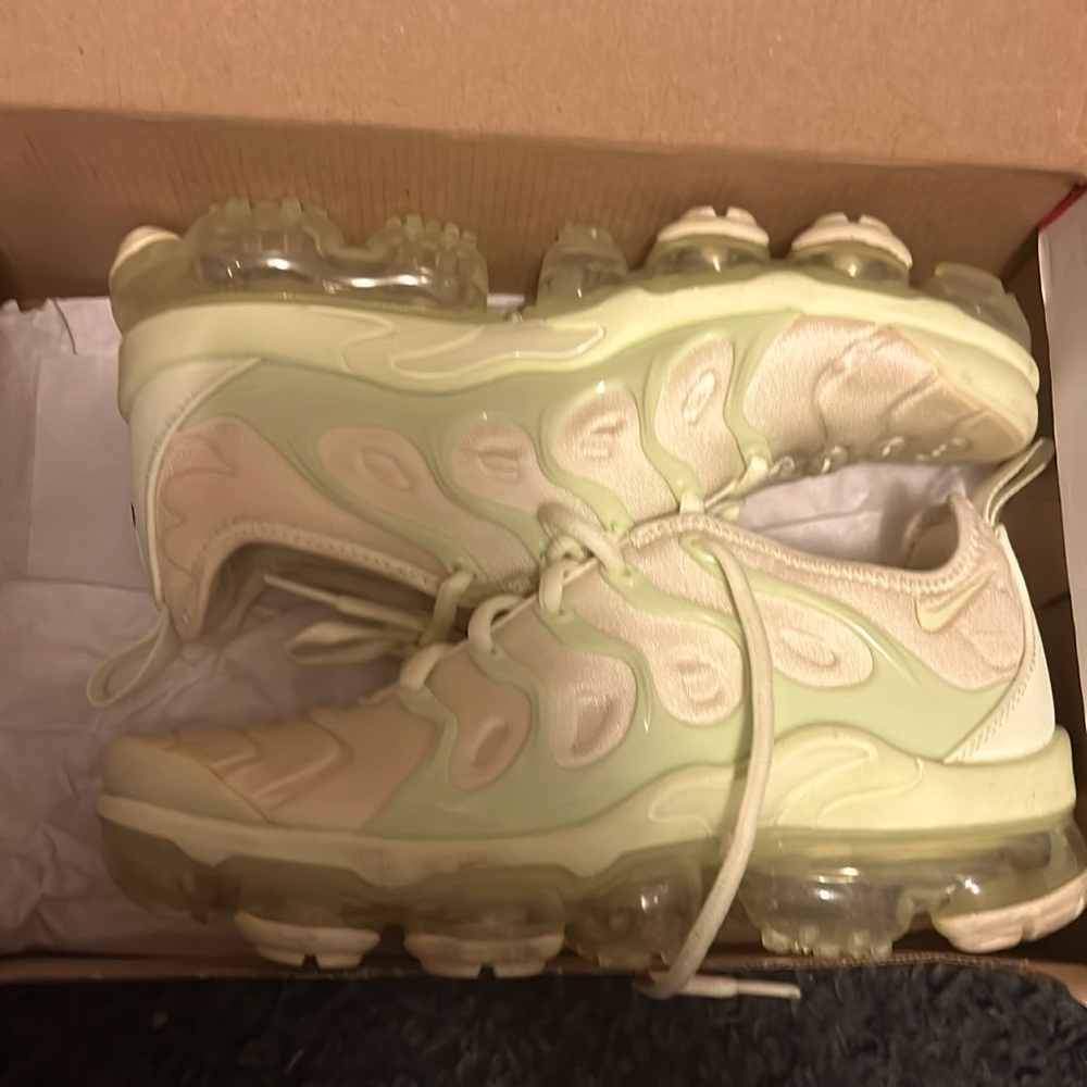 Size 6 in the half nice pair of Nikes vapor max plus